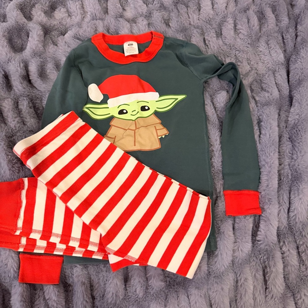 Hanna Andersson Pajamas with Santa Baby Yoda Design 6-7
